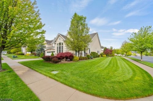 12 Avon Rd, Warren, NJ 07059-3002