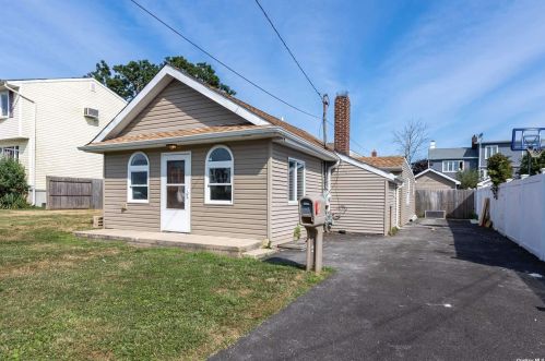 64 Knoll St, North Lindenhurst NY  11757-6906 exterior