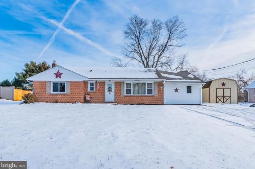 8 Cumberland Dr, Navy Sup Dpt, PA 17050-1717