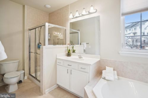 7204 Little Thames Dr, Gainesville VA  20155-4021 exterior