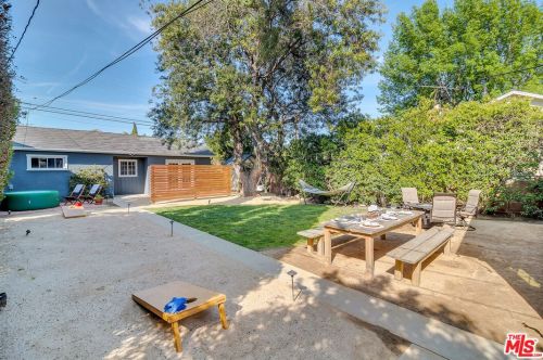 15027 Hartland St, Van Nuys CA  91405-3714 exterior