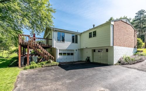 2933 Greenfield Rd, Glenshaw, PA 15116-1138
