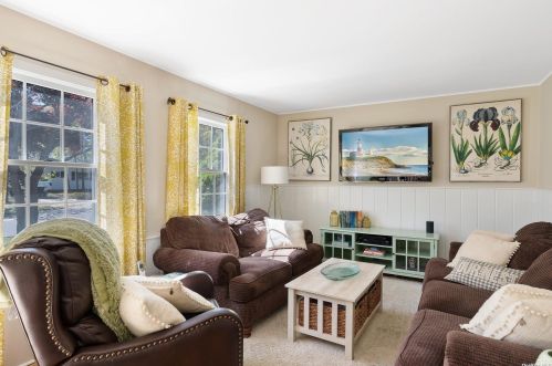 5225 Peconic Bay Blvd, Laurel, NY 11948-1843