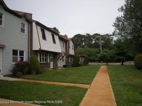 18 Greenwood Loop Rd, Bricktown, NJ 08724-1253