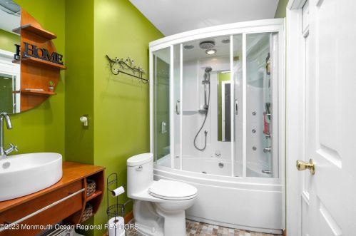 125 Shoreland Ter, Middletown NJ  07748-6212 exterior