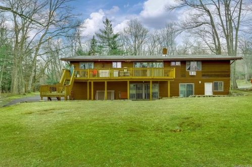 6 Doe Dr, Airmont NY  10901-2302 exterior
