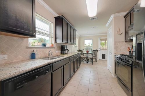 7104 Crestone Rd, Austin TX 78744-1772 exterior