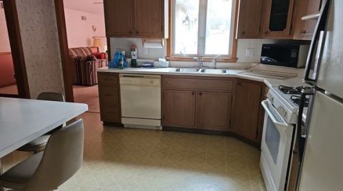 15 Sunbirch Dr, Jeannette PA  15644-1138 exterior