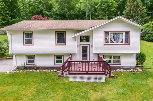 17 Karen Dr, Middletown, NY 10940-6604