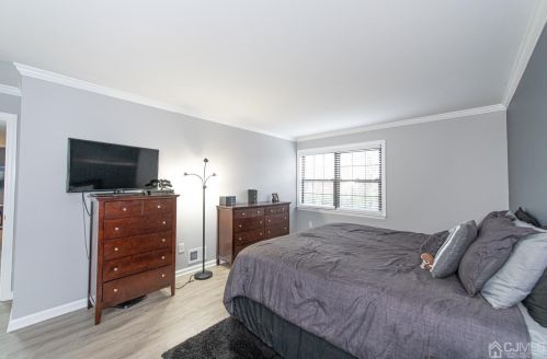 75 Golden Sq, Woodbridge, NJ 07095-1442