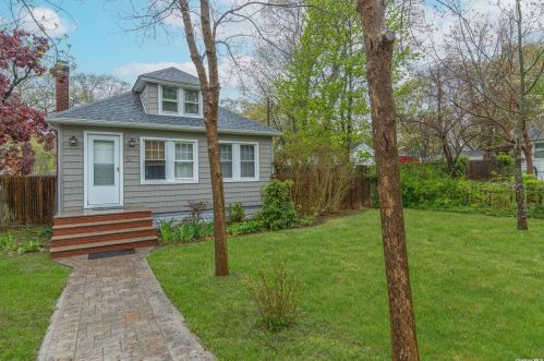 56 Lynbrook Dr, Scotts Beach, NY 11789-1703