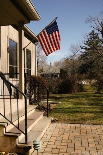 16 Scott St, Norwalk, CT 06851-2406