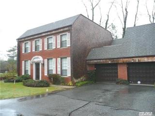 14 Admirals Dr, Bayshore, NY 11706-8101