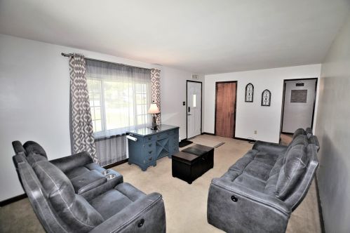 437 Greenridge Rd, New Kensington, PA 15068-5810