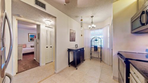 402 Grv Isle Cir, Vero Beach FL 32962-8507 exterior