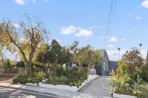 2950 11th St, Riverside, CA 92507-4961