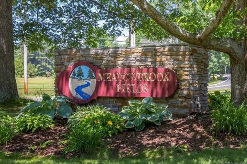 231 Meadowbrook Dr, Manchester, CT 06042-8519
