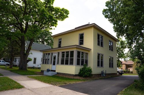 523 7th St, Faribault, MN 55021-4168