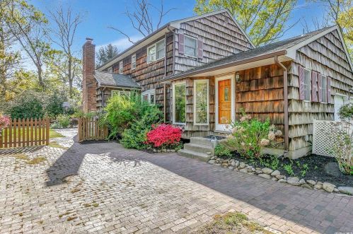 64 Christian Ave, Strongs Neck, NY 11733-1419