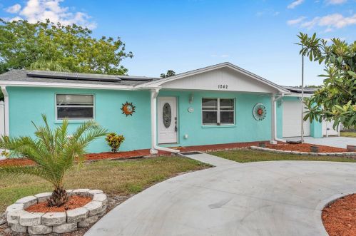 1042 Hilton Ln, Tarpon Springs, FL 34691-5010