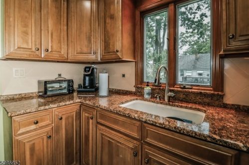 916 Rayhon Ter, Rahway NJ  07065-2153 exterior