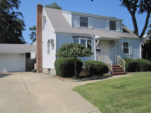 2379 Fish Ave, North Bellmore, NY 11710-3035