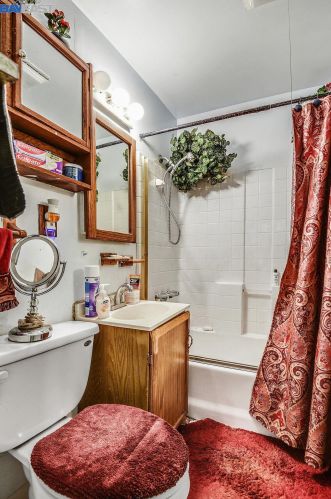 956 76, Oakland CA 94605-2808 exterior