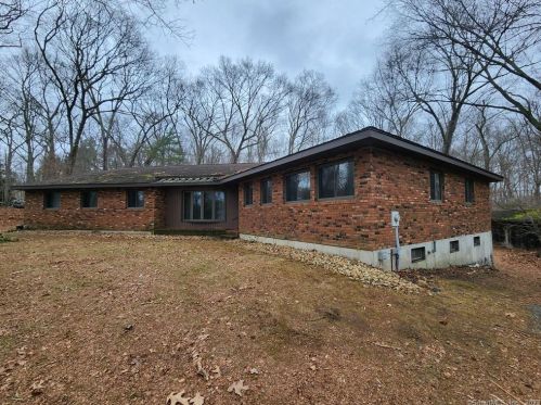 30 Dogwood Dr, Norwich, CT 06351-3205