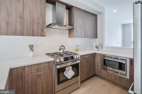 320 Fairmount Ave, Philadelphia PA  19123-2931 exterior