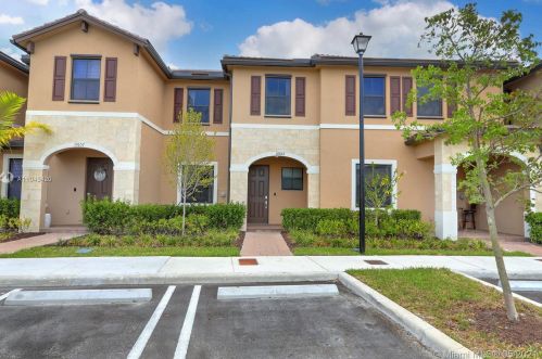 10653 32nd Ln, Hialeah, FL 33018-1703