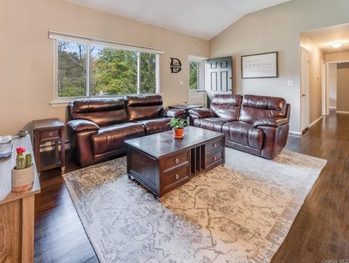 11 Baldwin Dr, New Hamburg, NY 12590-3817