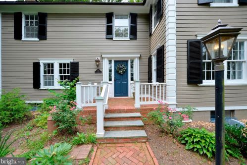 100 Colonial Hwy, Hamilton VA  20158-9012 exterior