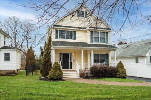 51 Doris Ave, Northport, NY 11768-2014