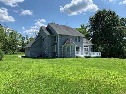 4 Longmeadow Dr, Pomfret Center, CT 06259-1214