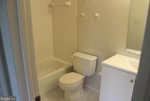 2176 Mager Dr, Herndon VA 20170-4355 exterior