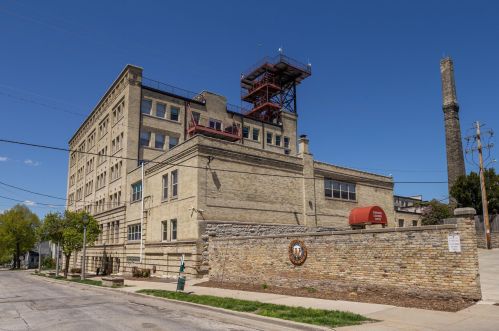 904 Pearson St, Milwaukee WI  53202-1594 exterior
