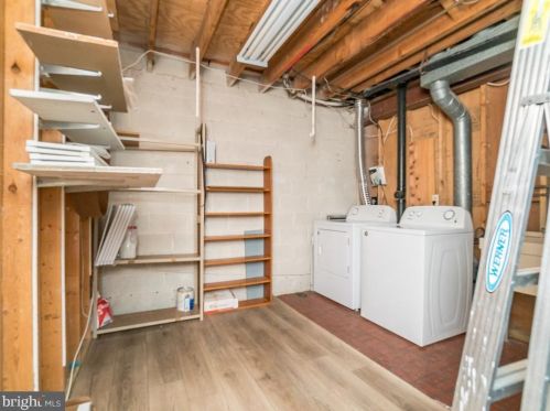 2836 Flagmaker Dr, Falls Church VA  22042-2203 exterior