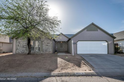 8701 Holly Brook Ave, Tucson, AZ 85742-9589