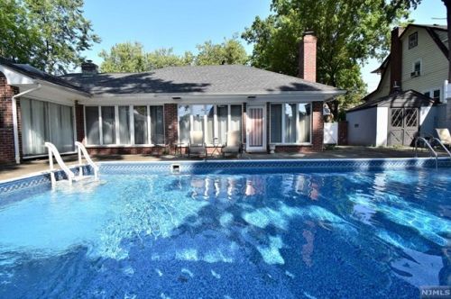 26 Elmwood Ter, Elmwood Park NJ  07407-1729 exterior