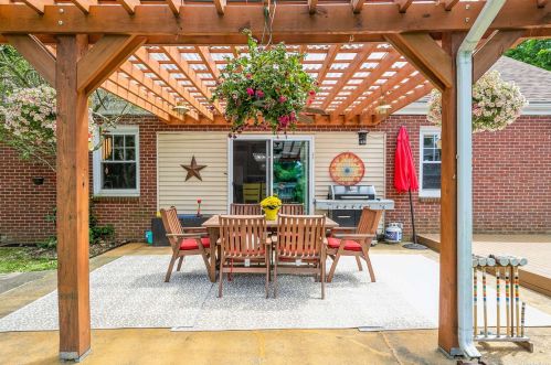 39 Colonial St, Elwood, NY 11731-5806