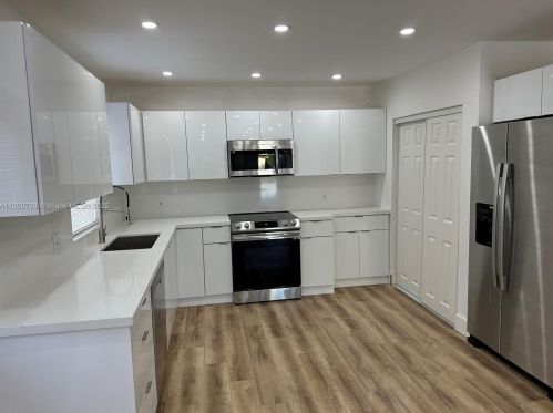 5734 37 St, Hollywood FL 33024-8402 exterior