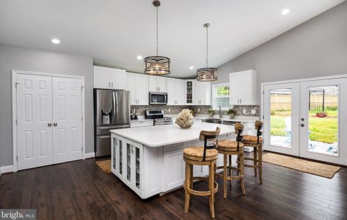 6718 Barrett Rd, Falls Church, VA 22042-2704