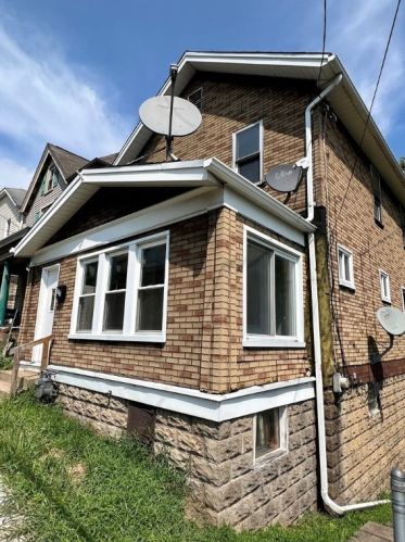 833 Vermont Ave, Glassport, PA 15045-1556