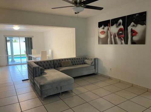 6265 111th Ter, Hialeah FL  33012-2354 exterior