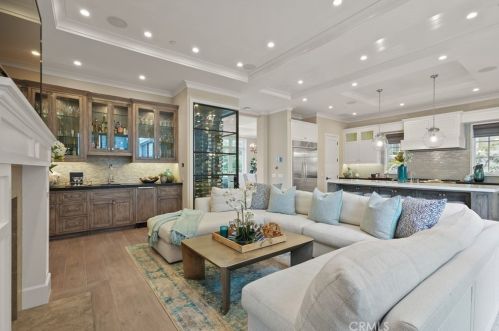 2691 Crestview Dr, Newport Beach CA  92663-5626 exterior