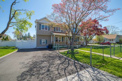 801 12th St, Babylon, NY 11704-3116