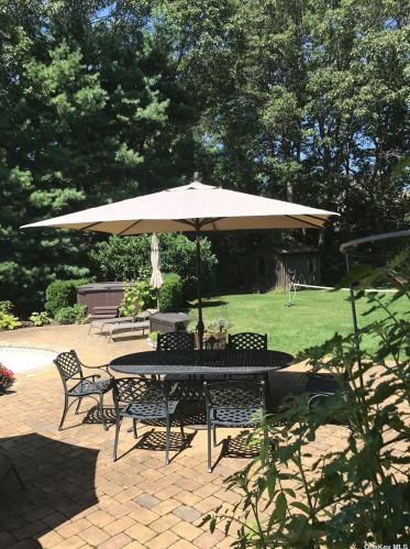6 Deerland Dr, East Quogue NY  11942-3604 exterior
