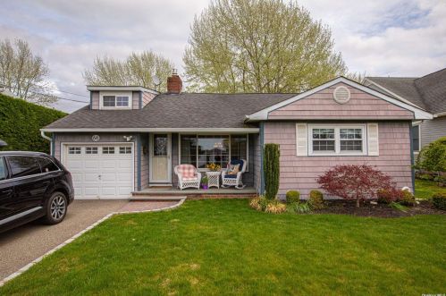 66 Central Ave, Amityville, NY 11701-3539