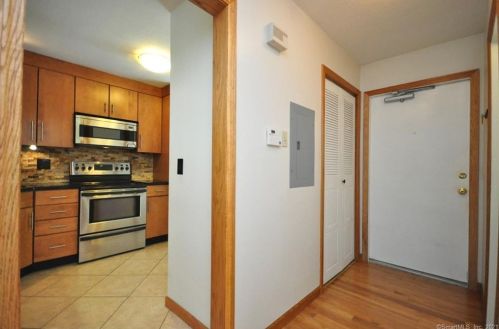 133 Wellington Dr, Farmington CT  06032-3234 exterior