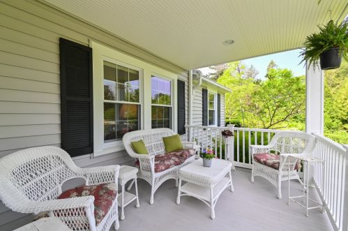 1107 Hermitage Rd, Milwaukee, WI 53217-1932